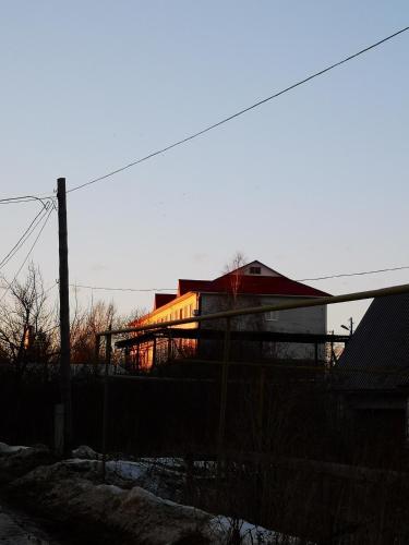 ジヴェエヴォにあるDiveevskoe podvorieの塀の後ろに家が見える