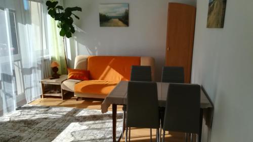 uma sala de jantar com uma mesa e um sofá em Mieszkanie 2-pokojowe Świnoujście em Świnoujście