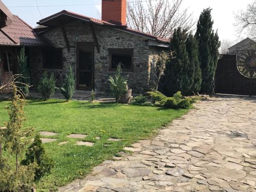 una casa con entrada de piedra frente a una casa en Adonis, en Uzhhorod