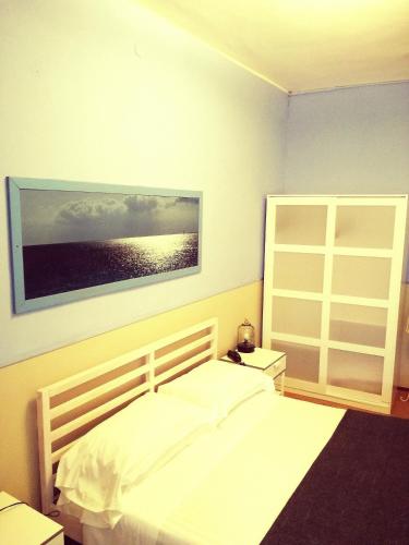 a bedroom with a bed and a picture of the ocean at Hotel Villa Belvedere in Bonassola