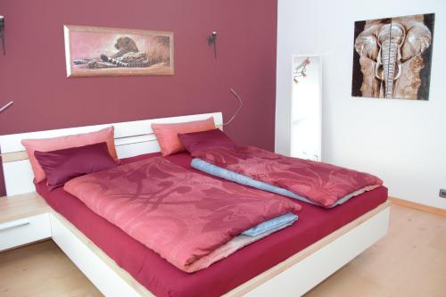 1 dormitorio con 1 cama con sábanas rojas en First Floor Olching, en Olching