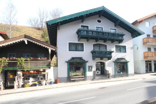 The building in which a vendégházakat is located