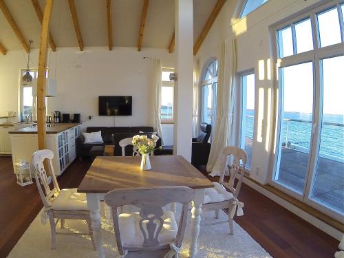 a dining room with a table and chairs and a kitchen at Strandhuus - Urlaub aan de Ostsee in Timmendorfer Strand