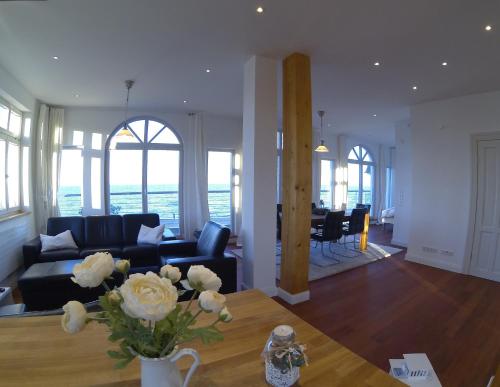 a living room with a couch and a table at Strandhuus - Urlaub aan de Ostsee in Timmendorfer Strand