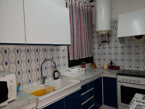 a kitchen with a sink and a microwave at Can Josep in Aldover