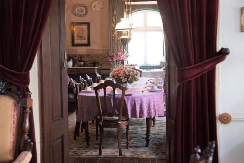 a dining room with a table and chairs and a window at Casa Das Obras in Manteigas