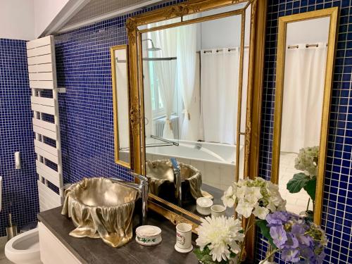 a bathroom with a sink and a mirror at Villa Rosa Béziers in Béziers