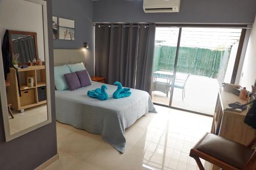 una camera da letto con un letto con asciugamani blu sopra di Appartements Cayenne Standing a Cayenne