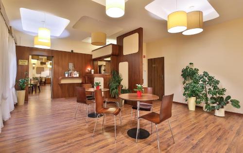 a lobby with a table and chairs in a building at Hotel Kantoria in Tarnów