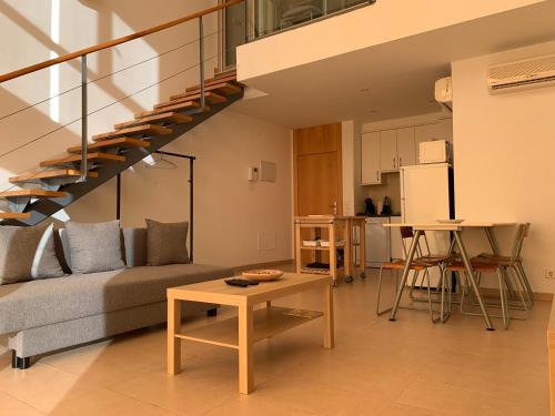 un soggiorno con divano e tavolo di Apartamento de 1 dormitorio, Ático 4PAX ad Alcorcón