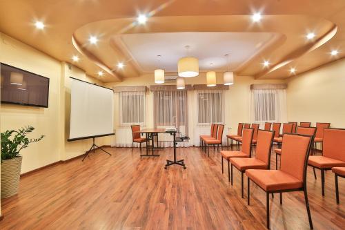 a conference room with chairs and a white screen at Hotel Kantoria in Tarnów