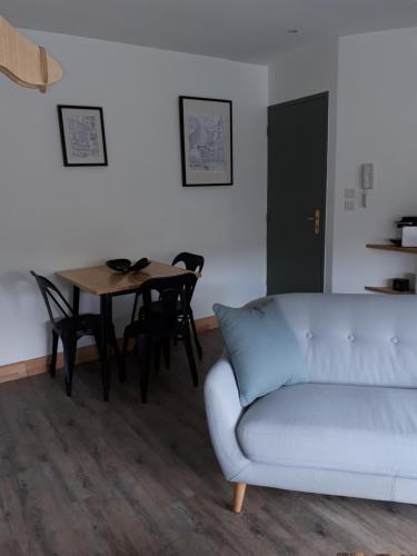 un salon avec un canapé et une table dans l'établissement Un Appart en Ville, à Niort