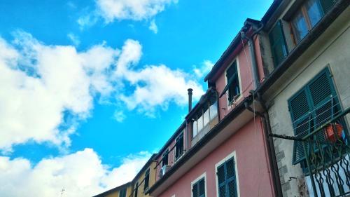 a pink building with the sky in the background at La casa di Andrea in Levanto