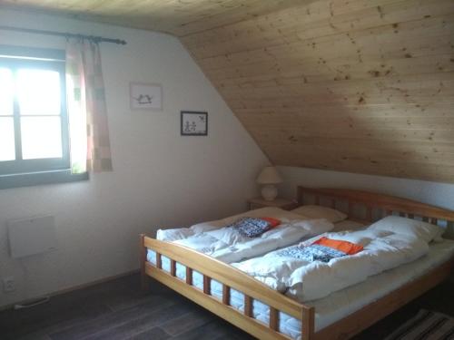 Postel nebo postele na pokoji v ubytování Roubenka Janka