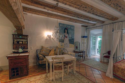 ein Wohnzimmer mit Tisch und Couch in der Unterkunft Hotel Orphée Andreasstadel in Regensburg