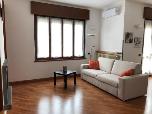 a living room with a couch and a table at Veneto Civico 17 in Sarnico