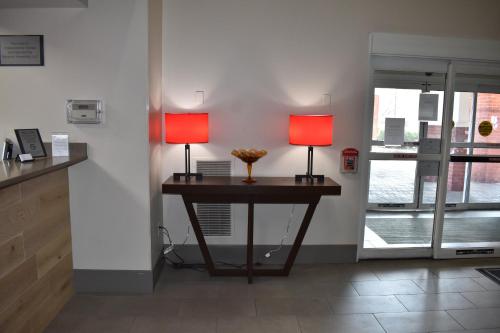 two lamps sitting on a table in a room at Country Inn & Suites by Radisson, Hagerstown, MD in Hagerstown