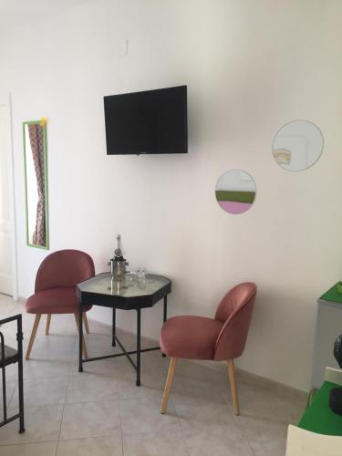 Televízia a/alebo spoločenská miestnosť v ubytovaní Sorrento Penthouse Suites