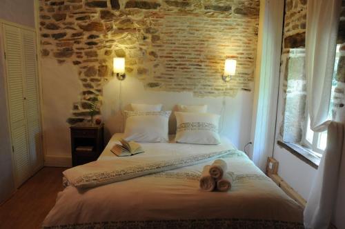 - une chambre dotée d'un lit avec deux beignets dans l'établissement B&B Maison Coralie, à Sainte-Christine