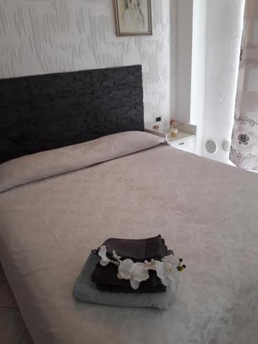 a bed with a bag on it with flowers on it at La Casa di Edo in Goito