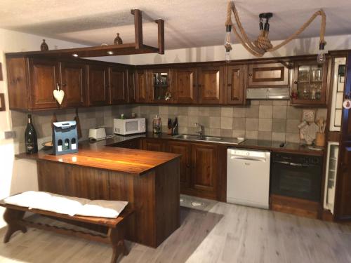 A kitchen or kitchenette at Les Cheminées