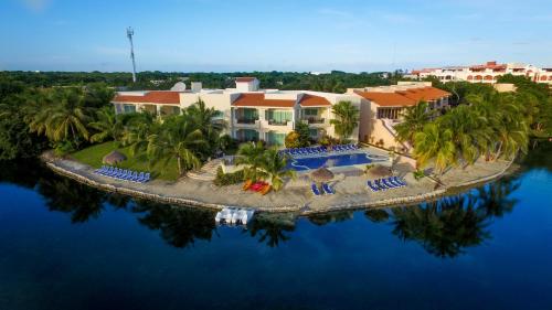 una vista aerea di un resort su un corpo idrico di Aventuras Club a Puerto Aventuras