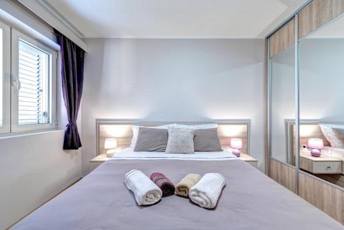 ein Schlafzimmer mit einem Bett mit zwei Handtüchern darauf in der Unterkunft EdiLux in Kotor