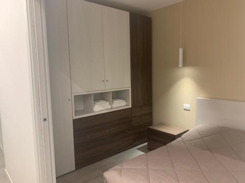 a bedroom with a bed and a cabinet with towels at Il parco di Yuki (1) in Ancona