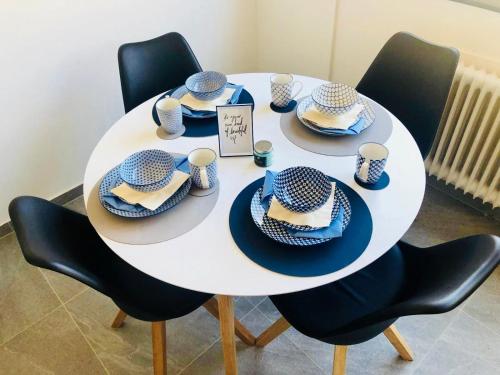 uma mesa com pratos azuis e brancos em Boardinghouse BeOne em Villingen-Schwenningen