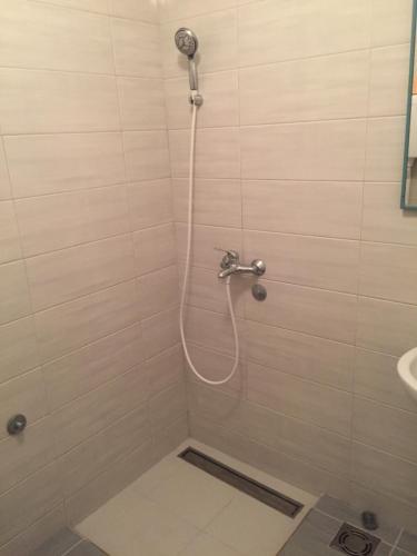 um chuveiro com uma mangueira na casa de banho em Stan na dan CENTAR em Šabac