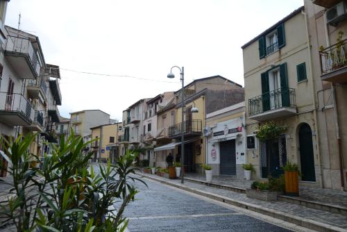 eine leere Straße in einer Stadt mit Gebäuden in der Unterkunft City house in Campofelice di Roccella