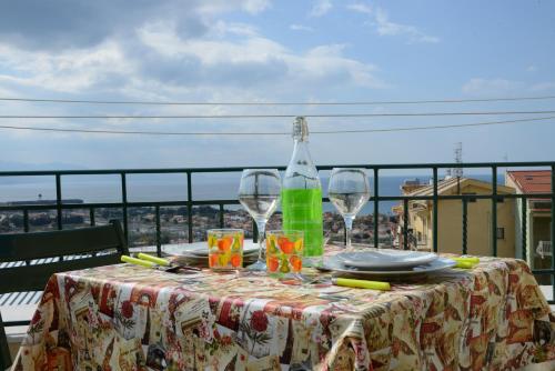 un tavolo con 2 bicchieri da vino sul balcone di City house a Campofelice di Roccella