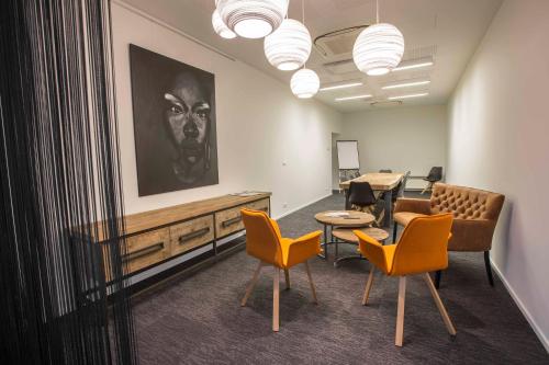 a meeting room with chairs and a table and a painting at Let's Meet Elewijt in Elewijt