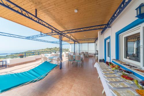 comedor con vistas al océano en Miramar Pansiyon en Kas