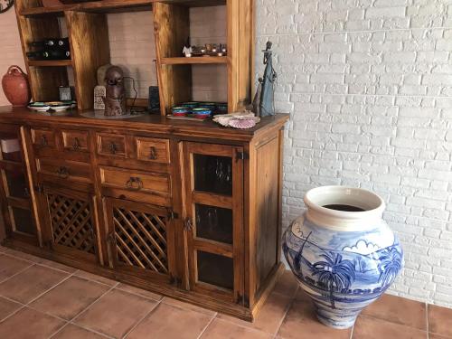 a vase sitting on the floor next to a wall at B&B Puente de Órbigo in Hospital de Órbigo