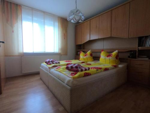 sypialnia z dużym łóżkiem w pokoju w obiekcie Ferienwohnung Erholung am Hainich w mieście Bischofroda