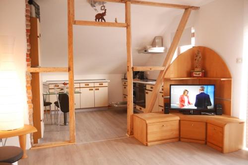 - un salon avec une télévision et un grand miroir dans l'établissement Apartment Fewo Central, à Essen