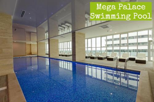 een zwembad in een gebouw met een zwembad bij Panorama Sea View Studio! in Batoemi