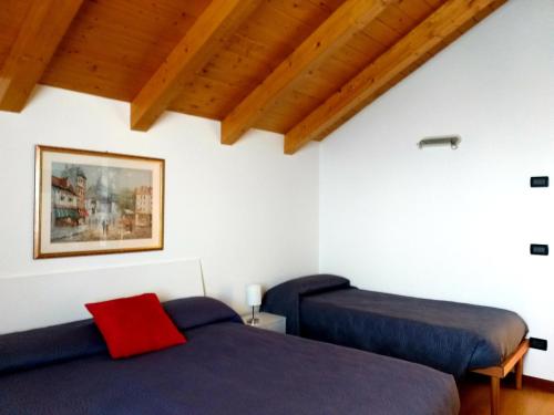 CesiomaggioreにあるGreen Roseの木製天井のドミトリールーム ベッド2台