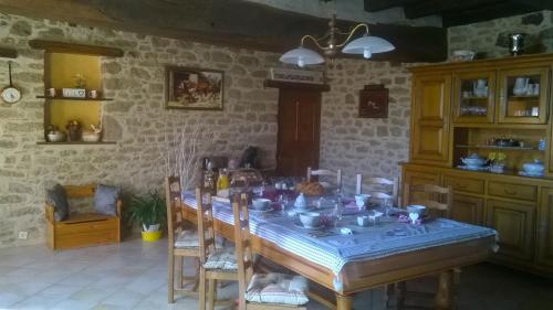 une salle à manger avec une table et un chiffon bleu dans l'établissement Au Coeur de la Nature, à Saint-Malo-du-Bois