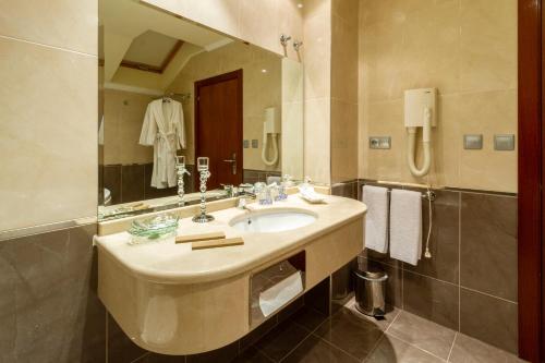 Ett badrum på Hotel MIRAVALLE