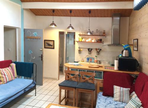 Virtuvė arba virtuvėlė apgyvendinimo įstaigoje La CENTRALE - La Voile Bleue