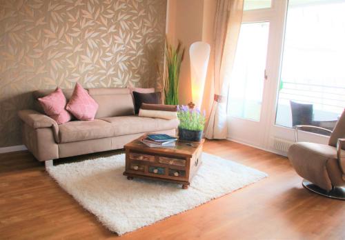 uma sala de estar com um sofá e uma mesa de centro em Strandappartement 715 im Plaza Premium Hotel em Timmendorfer Strand