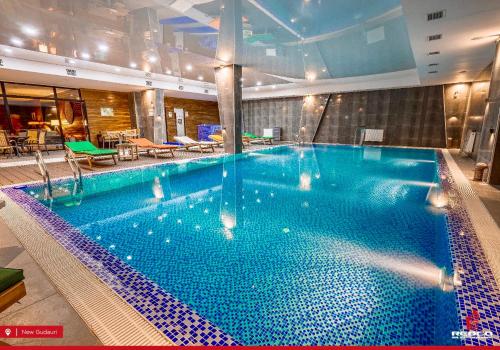 una grande piscina in una camera d'albergo di GVC 2-level apt New Gudauri Block-4 a Gudauri