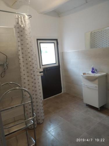 a bathroom with a black door and a sink at Hispanoconcucense in Teruel