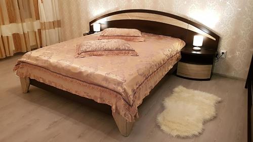 a bedroom with a bed and a white rug at Garsoniera Jad in Tîrgu Ocna