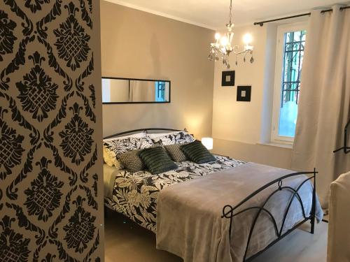 a bedroom with a bed and a wall at Maison Fortune in Castelnuovo del Garda