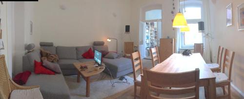 sala de estar con sofá y mesa en Feldstraße 10 en Lüneburg