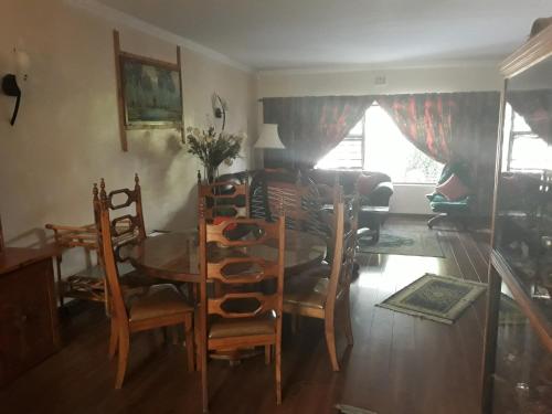 une salle à manger avec une table et des chaises dans l'établissement Overmeer, à Worcester