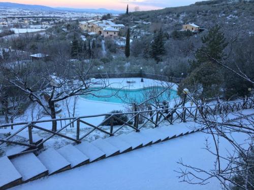 a winter view of a pool with snow at SetterHouseAgriHotel in Trevi